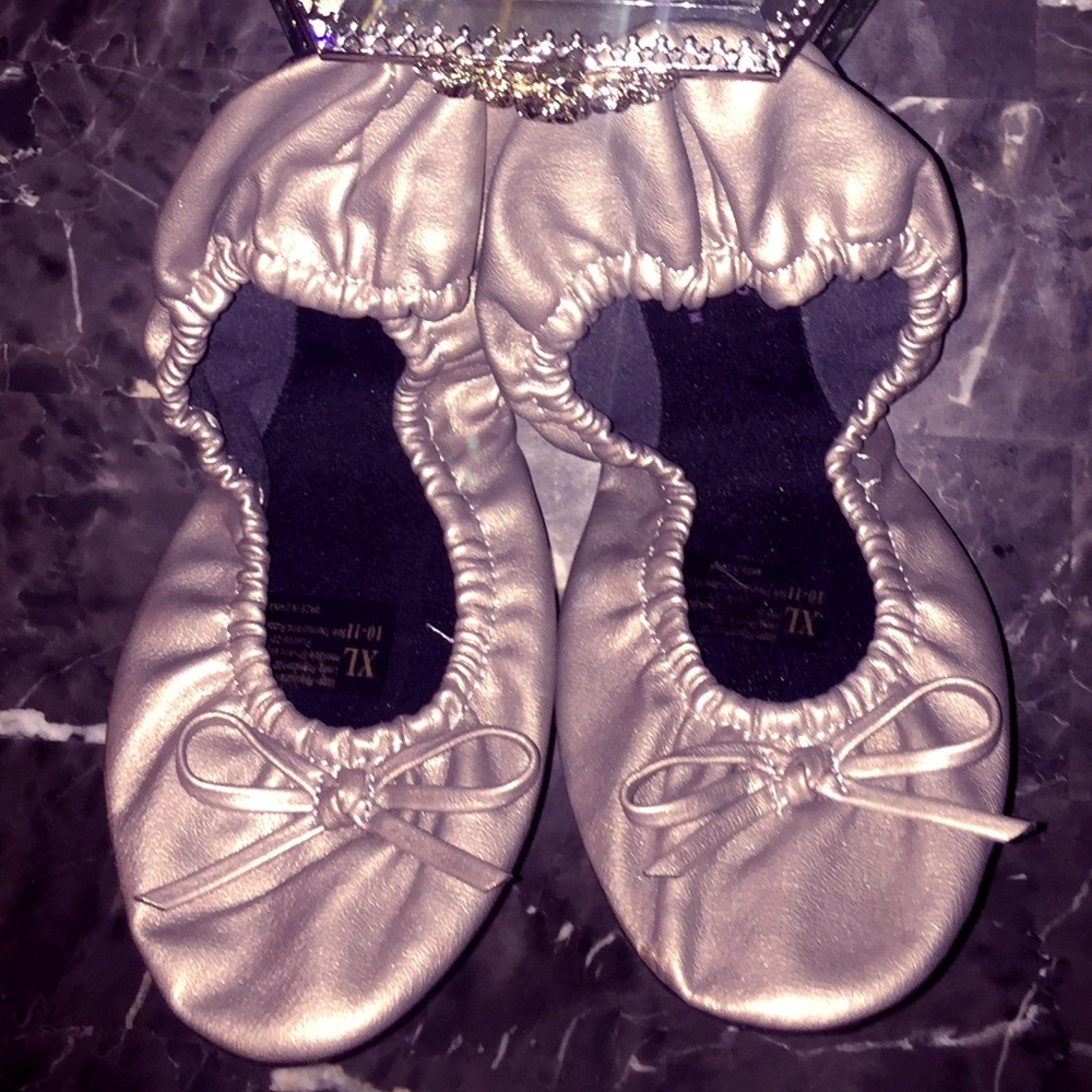 Sidekick Slippers with a Wristlet - NWT
